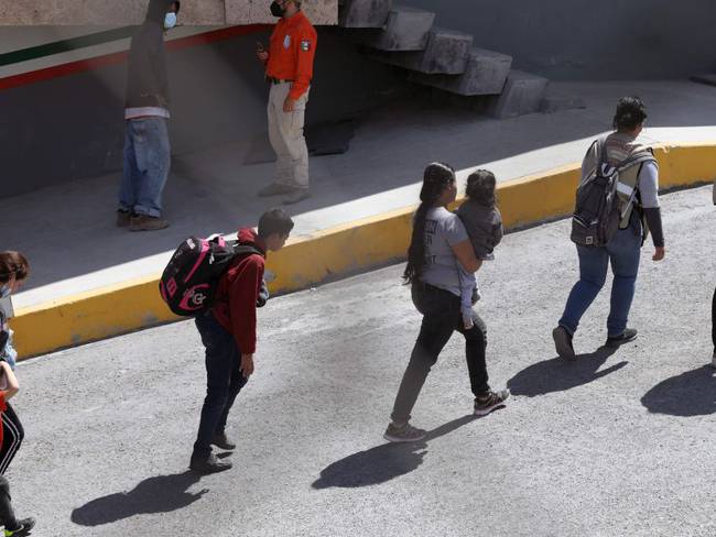 Migrantes caminan hacia la frontera entre México y Estados Unidos. Foto: Getty Images