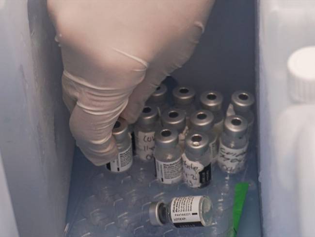 Las vacunas de Sinovac llegaron a las 4:57 de la tarde en el vuelo MP6161, de la aerolínea de carga neerlandesa MartinAir. Foto: Getty Images / DANIEL GARZÓN HERAZO