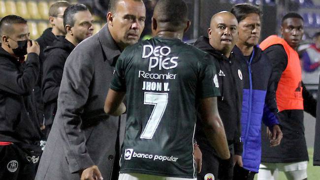 Rafael Dudamel, tecnico de Deportivo Cali dialoga con Jhon Vasquez / Foto: Dimayor- Leonardo Castro