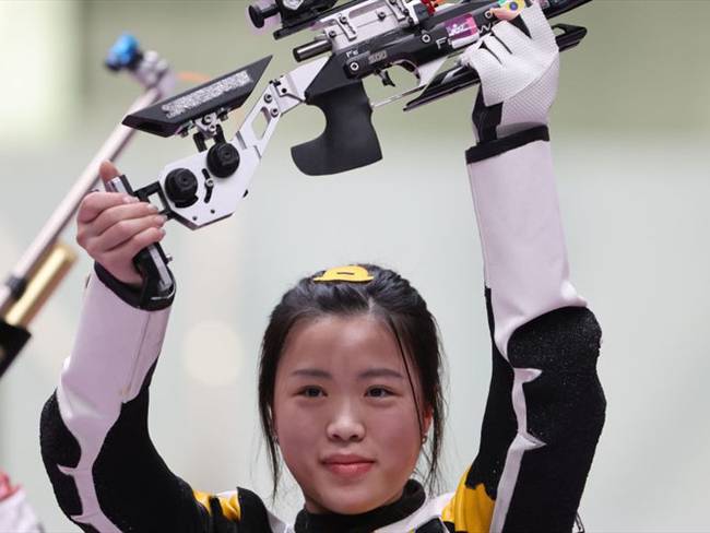 La tiradora china Qian Yang consigue en carabina 10 m el primer oro de Tokio-2020. Foto: Getty Images/ picture alliance
