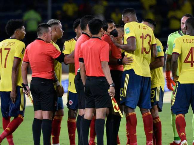 La selección Colombia con el cuerpo arbitral. Créditos: Getty Images