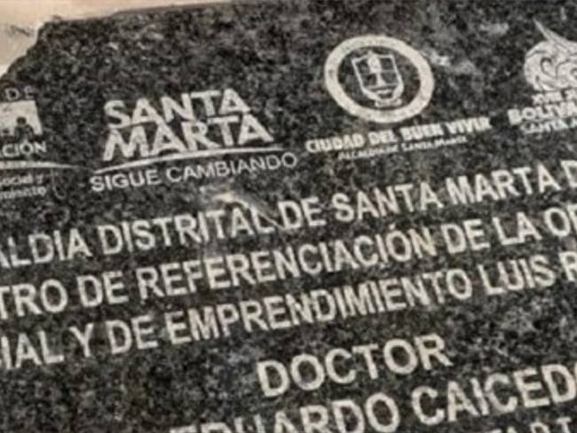 Tribunal confirma desmonte de placas conmemorativas a exalcaldes de Santa Marta. Foto: Miguel Martínez