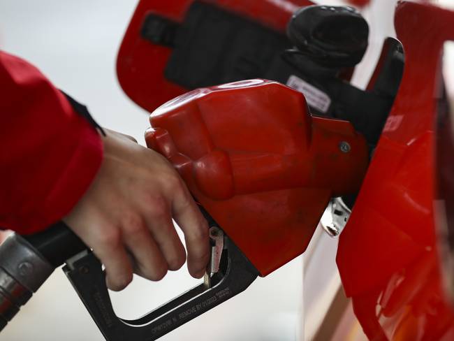 Razones por las que un carro huele a gasolina / Foto: GettyImages