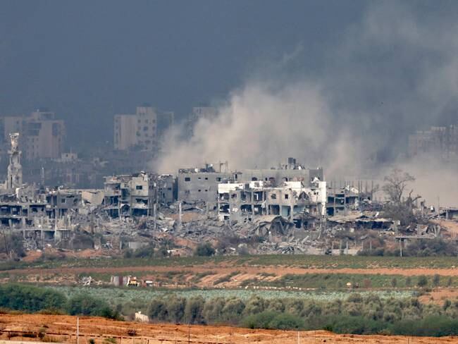 Sderot (Israel), 14/11/2023.- Vista de una explosión tras un ataque aéreo en la parte norte de la Franja de Gaza, vista desde Sderot, sur de Israel, este martes. Durante el último día, la Fuerza Aérea de Israel (IAF) atacó 200 objetivos como parte de sus &quot;operaciones terrestres&quot; en la Franja de Gaza, anunció hoy el ejército israelí. EFE/ATEF SAFADI