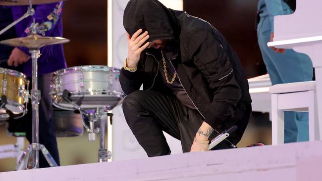 Eminem acabó su presentación hincando la rodilla en el suelo como hacía Colin Kaepernick en sus reivindicaciones antirracistas en la NFL