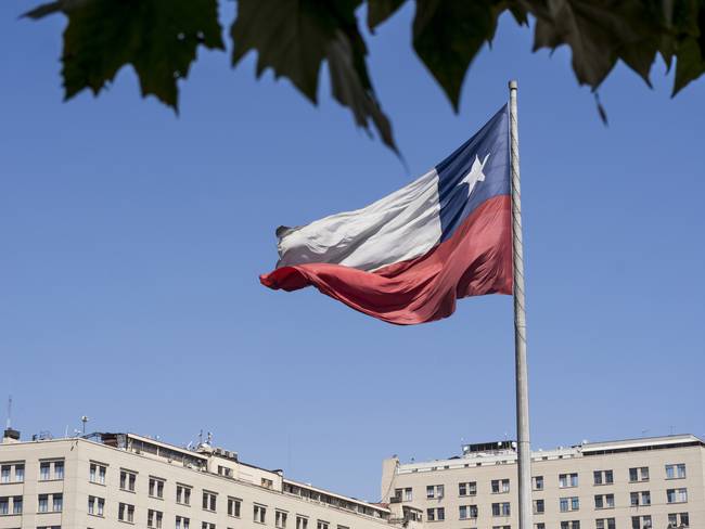 Imagen de referencia de la bandera de Chile. Foto: Mauro Grigollo /& Getty Images.
