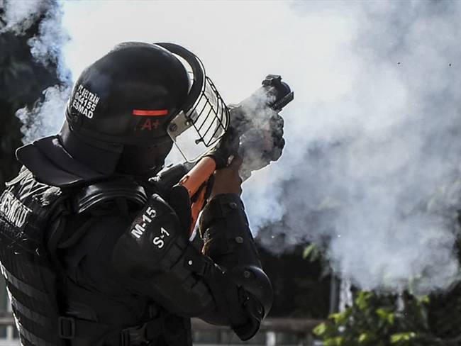 Un fallo del Juzgado Quinto Laboral del Circuito de Bogotá que suspende el uso de granadas lacrimógenas en medio de las protestas durante la pandemia. Foto: Getty Images / JOAQUÍN SARMIENTO