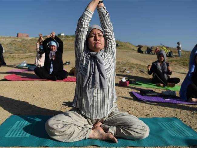 En diálogo con Sigue La W, la primera mujer en tener un centro de yoga en Afganistán expresó su preocupación por un posible régimen talibán.. Foto: WAKIL KOHSAR/AFP via Getty Images