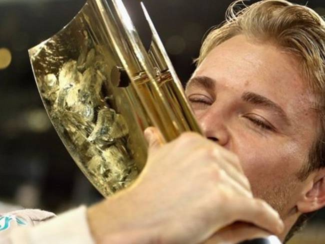 Nico Rosberg conquistó el título mundial de F1 el pasado domingo emulando a su padre, Keke Rosberg, quien ganó la corona en 1982.. Foto: BBC Mundo