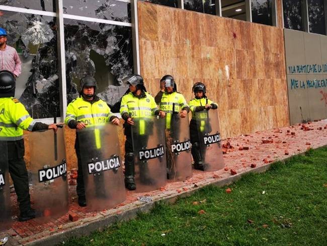 Encapuchados arrojan piedras al edificio del ICETEX. Foto: