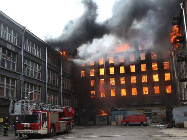 Un gigantesco incendio devastaba este lunes una fábrica histórica en San Petersburgo. Foto: Valentin Yegorshin\TASS via Getty Images