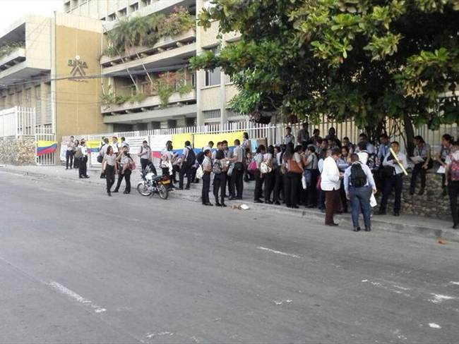 Sindicalistas cierran sede del Sena Centro en Barranquilla en señal de protesta. Foto: Silvana Salas (W Radio)