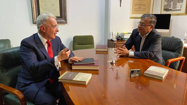 Gustavo Petro y Álvaro Uribe se reúnen.