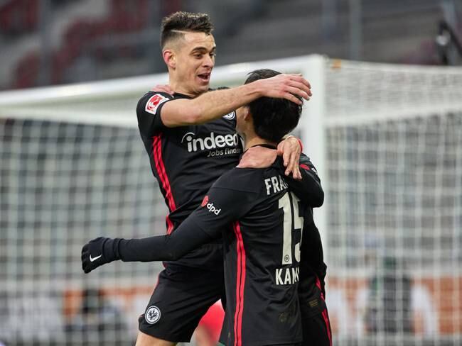 Rafael Sanros Borre del Eintracht Frankfurt y Daichi Kamada  (Photo by Peter Fastl/DeFodi Images via Getty Images)