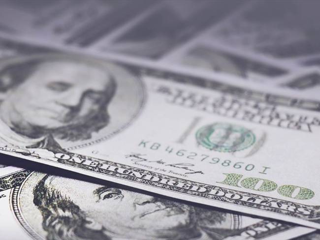El dólar abrió su precio sobre los $3.800. Foto: Getty Images / MANIT PLANGKLANG