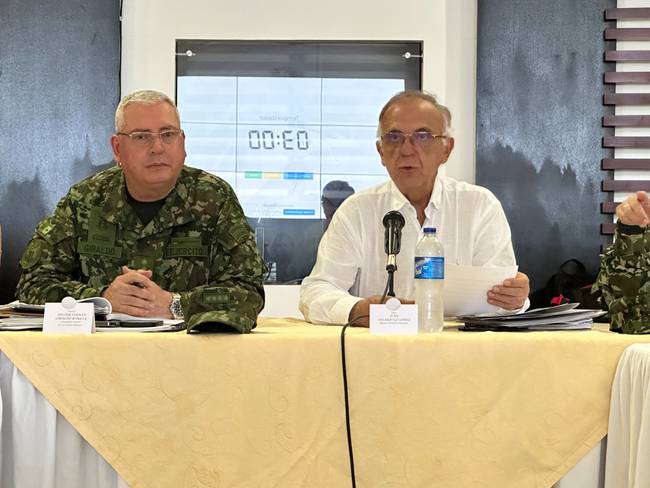 Helder Giraldo, comandante de las Fuerzas Militares e Iván Velásquez, ministro de Defensa. Foto: MinDefensa.