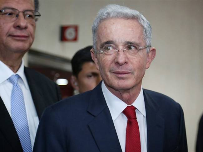 Uribe habló con unas estatuas: “Les pido nos ayuden para que más  colombianos voten por nosotros”