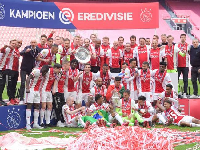 Ajax regala un pequeño trozo del trofeo de campeón a sus hinchas. Foto: Getty Images