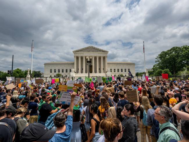 Cientos de personas protestan ante la Corte Suprema de EE.UU. tras fallo del aborto