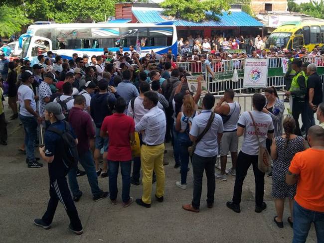Simpatizantes del candidato electo de Cartagena, William Dau y del segundo en votos, William García, realizan a esta hora manifestación a las afueras de la sede de escrutinios . Foto: Antonio Canchila