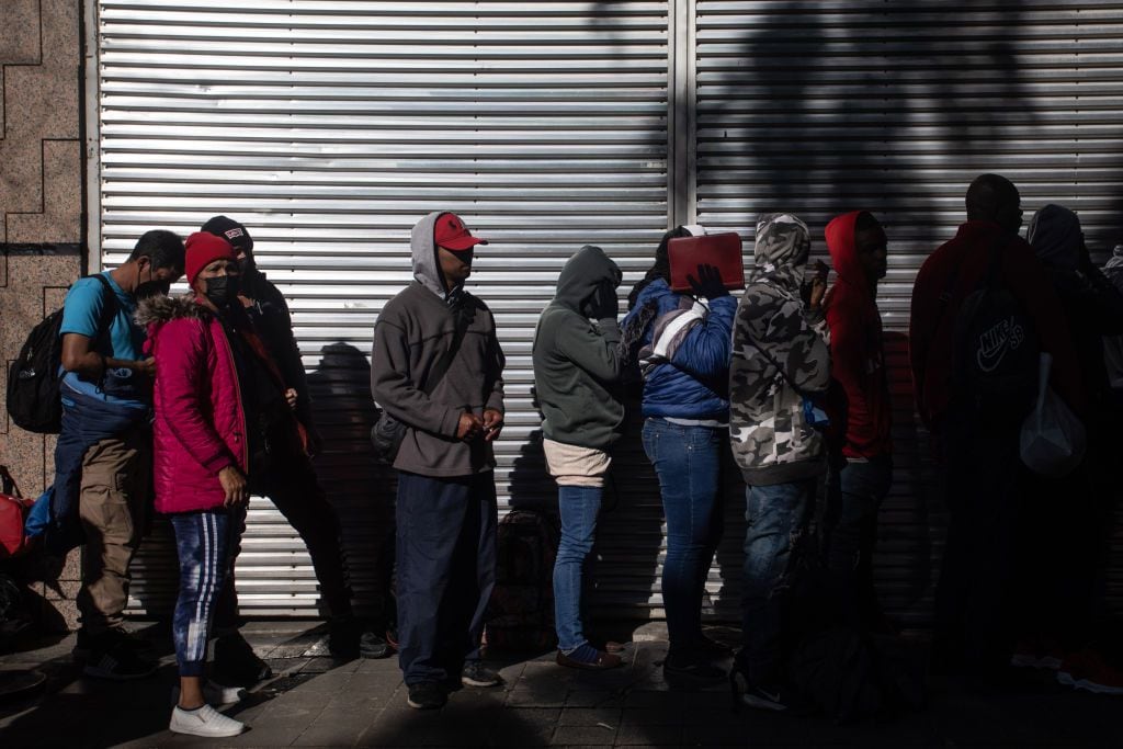 Informalidad de migrantes venezolanos aumenta por falta de regulación: AmCham Colombia
