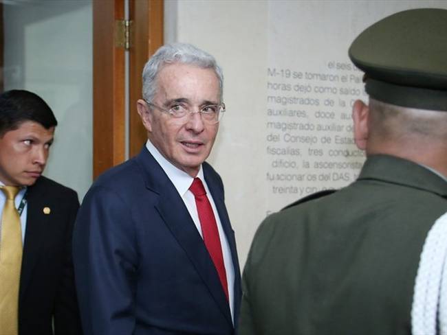 Continúa la audiencia en la que víctimas piden que no precluya investigación contra el expresidente Álvaro Uribe. Foto: Colprensa / CAMILA DÍAZ