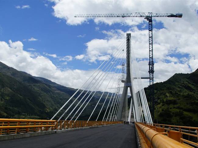 Daniel Velandia, denunciante para que pavimenten la vía Curos-Málaga, dice que el puente en realidad solo ahorra 10 minutos del viaje.. Foto: Colprensa