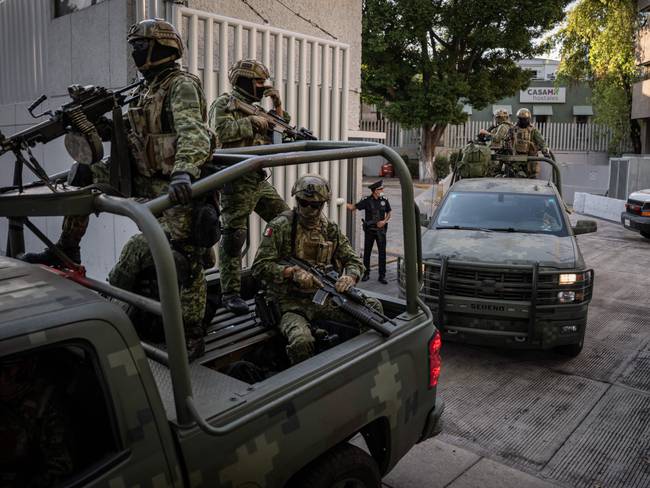Vehículos blindados salen de la Fiscalía General de Justicia para Investigaciones Especiales contra la Delincuencia Organizada (FEMDO) en la Ciudad de México, el 5 de enero de 2023, tras la detención de Ovidio Guzmán. Foto de NICOLAS ASFOURI/AFP vía Getty Images.
