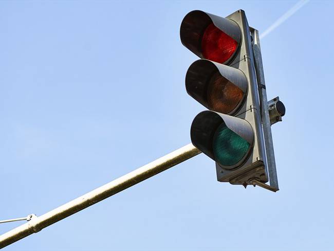 La Secretaría de Movilidad ya comenzó a cambiar los semáforos de Bogotá por semáforos inteligentes. Foto: Getty Images