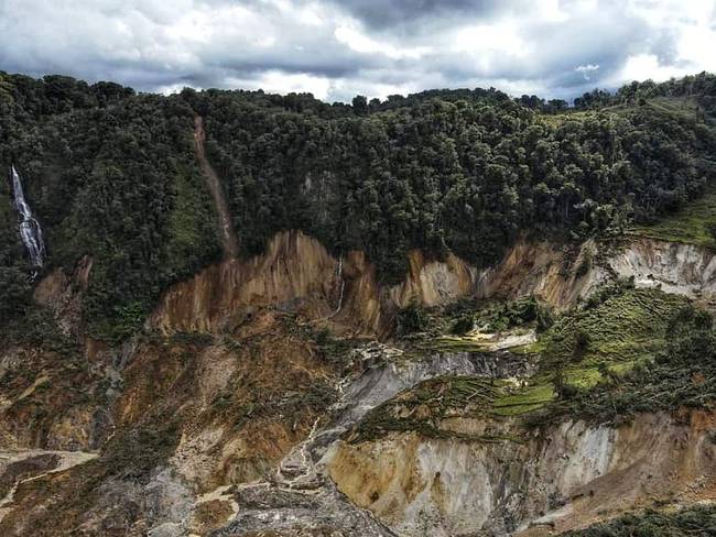 La remoción en masa de cerca de 30 hectáreas de tierra ha generado el represamiento de la quebrada La Topa y el Río Páez, Crédito: Alcaldía de Inzá. 