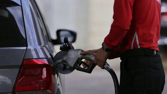 Gobierno confirma aumento mensual de 200 pesos en la gasolina. Foto: Colprensa. 