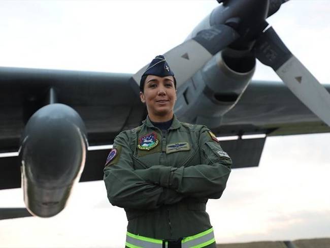La teniente coronel Andrea Silvana Díaz Bohórquez realizó su primer vuelo como piloto al mando de un Hércules C-130. Foto: Colprensa / FUERZA AÉREA