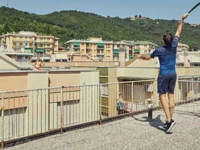 Las niñas se habían dado a conocer en redes sociales por realizar un partido de tenis desde diferentes terrazas en Italia.. Foto: