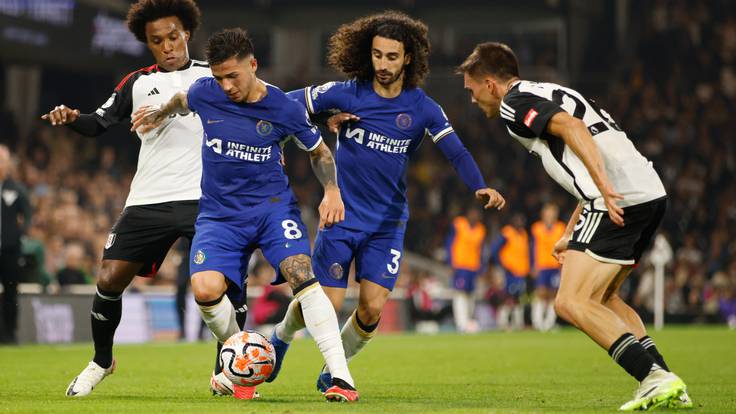 London (United Kingdom), 02/10/2023.- Enzo Fernandez of Chelsea (2L) controls the ball alongside Marc Cucurella of Chelsea (2R), under pressure from Willian (L) and Joao Palhinha (L) of Fulham during the English Premier League soccer match between Fulham FC and Chelsea FC in London, Britain, 02 October 2023. (Reino Unido, Londres) EFE/EPA/DAVID CLIFF EDITORIAL USE ONLY. No use with unauthorized audio, video, data, fixture lists, club/league logos or &#039;live&#039; services. Online in-match use limited to 120 images, no video emulation. No use in betting, games or single club/league/player publications.