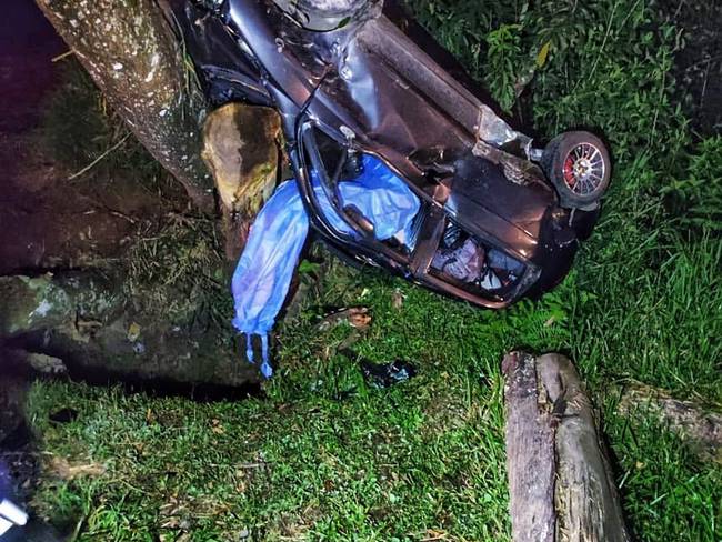 El vehículo quedó totalmente destruido y suspendido en un árbol. Crédito: Bomberos Popayán. 