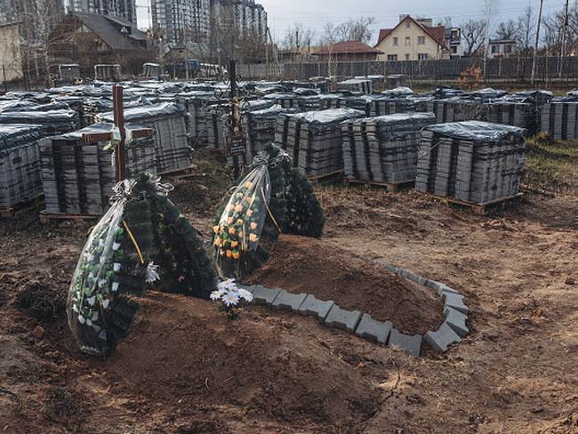 Un equipo internacional de fiscales para investigar crímenes de guerra en Ucrania, tras la supuesta masacre perpetrada por los soldados rusos en Bucha, cerca de Kiev. Foto: Getty
