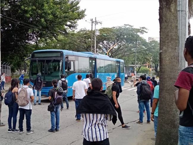Encapuchados intentaron incendiar un bus del  MIO. Foto: Erika Rebolledo