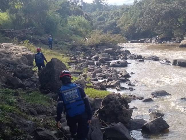 Continúa la búsqueda de joven que desapareció en un río en Barbosa, Santander