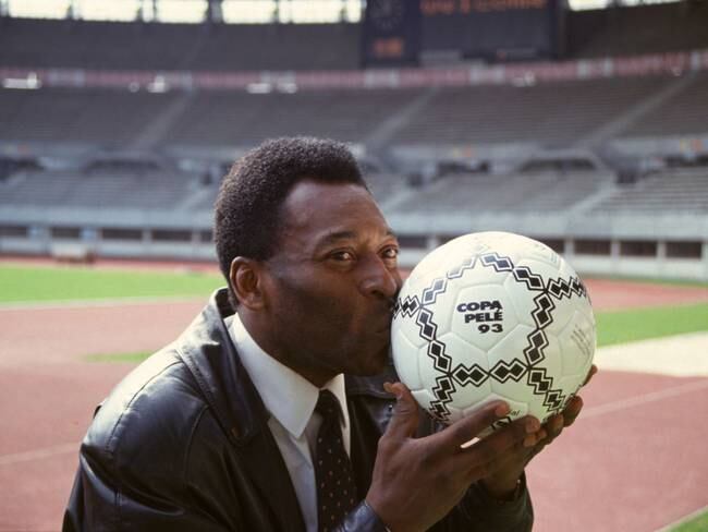 PELE (küsst einen Fussball, 1993) / Überschrift: Pele. (Photo by kpa/United Archives via Getty Images)