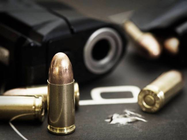 Imagen de referencia de pistola con balas. Foto: Getty Images. / Alan Majcrowicz