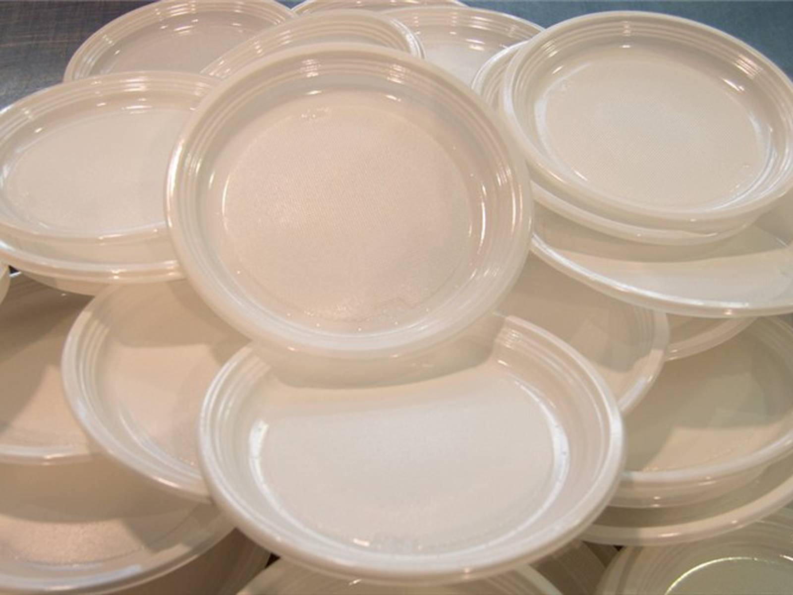 Comer en platos plásticos tiene alguna consecuencia grave para la salud?