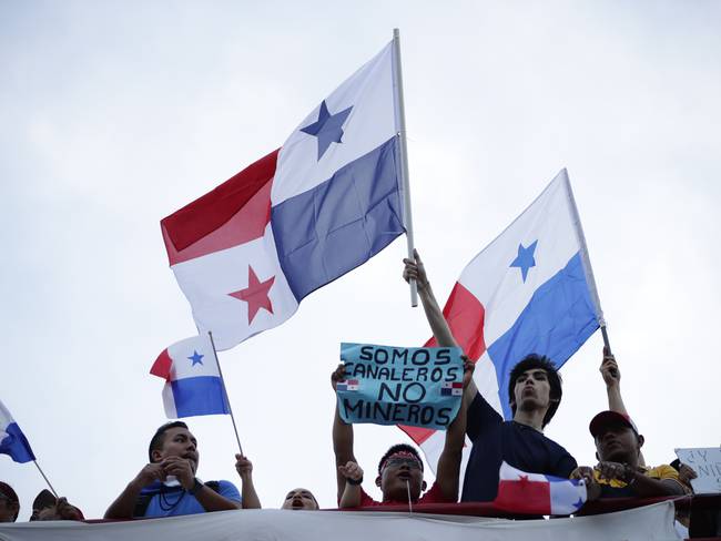 AME2472. CIUDAD DE PANAMÁ (PANAMÁ), 29/10/2023.- Manifestantes participan en un nuevo día de protestas en contra del nuevo convenio minero con la empresa Minera Panamá, filial de la canadiense First Quantum Minerals (FQM), hoy, en Ciudad de Panamá (Panamá). EFE/ Bienvenido Velasco