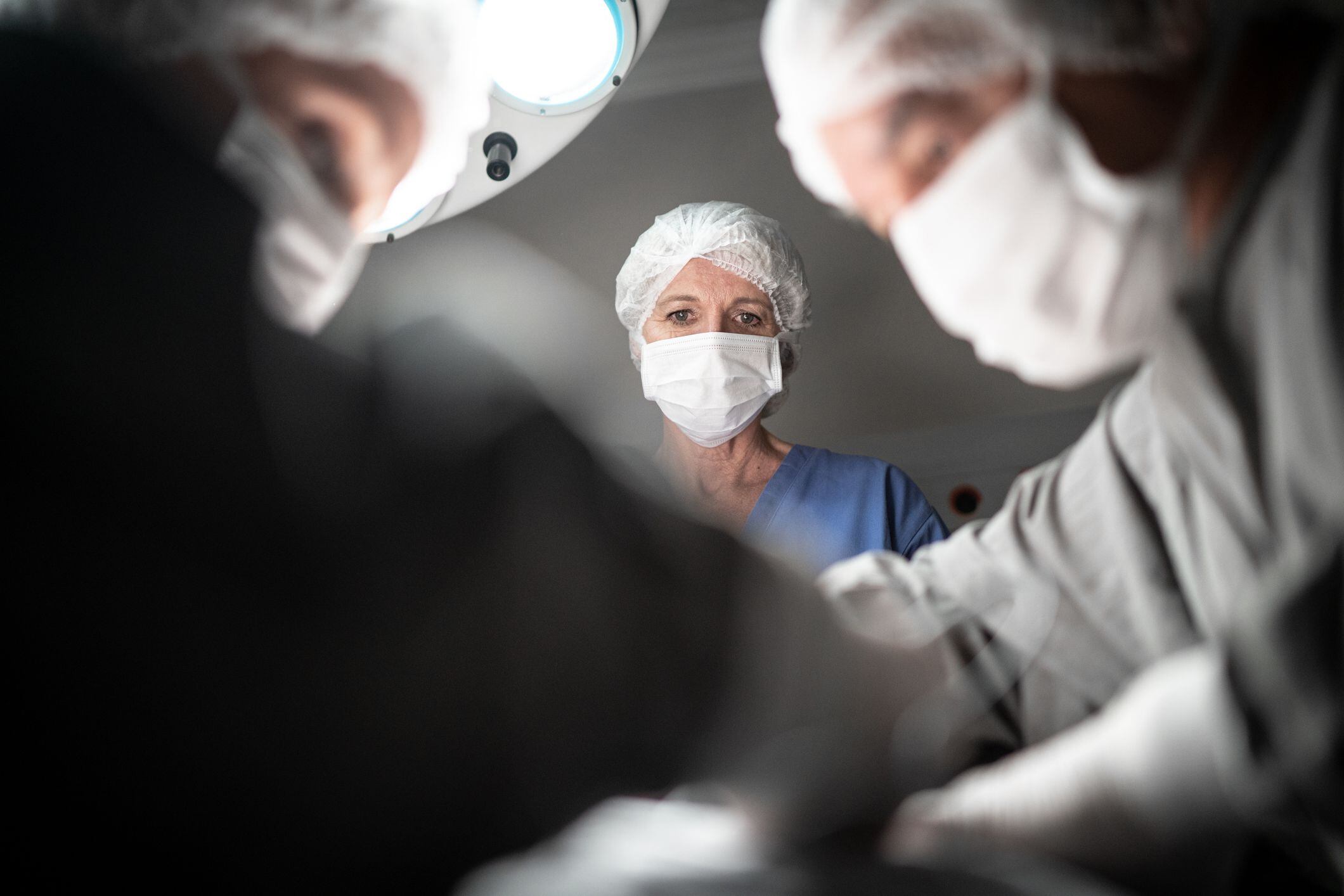 Realizan la primera cirugía robótica de la válvula aórtica en Barcelona, ¿cómo funciona?