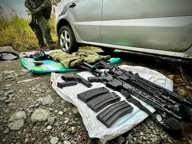 En medio del operativo se incautaron tres fusiles de fogueo. Crédito: Policía Popayán.