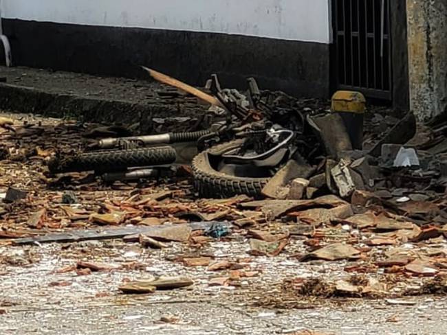 La moto bomba afectó la fachada de la casa cural de la localidad. Crédito: Policía Cauca. 