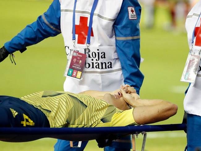 Santiago Arias luego de haberse lesionado en el encuentro con Venezuela. Foto}: Getty Images.