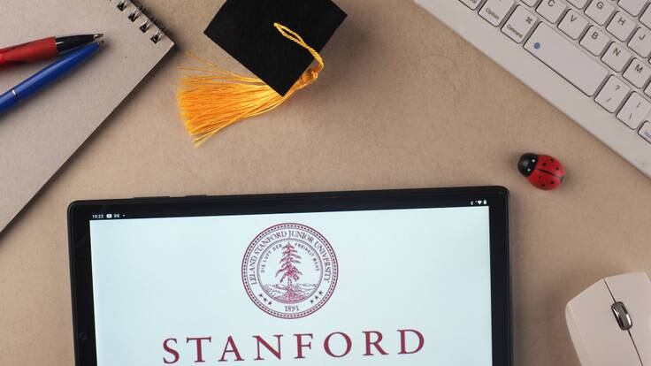 Logo de Universidad de Stanford en pantalla de iPad (Getty Images)