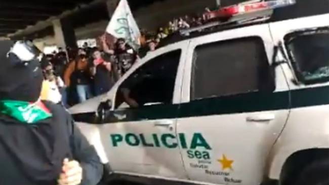 Encapuchados vandalizaron patrulla de la Policía en Bogotá. Foto: Captura video