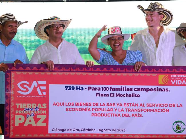 Más de 100 familias campesinas recibieron predios de la SAE en Ciénaga de Oro, Córdoba. Foto: prensa Presidencia. 
