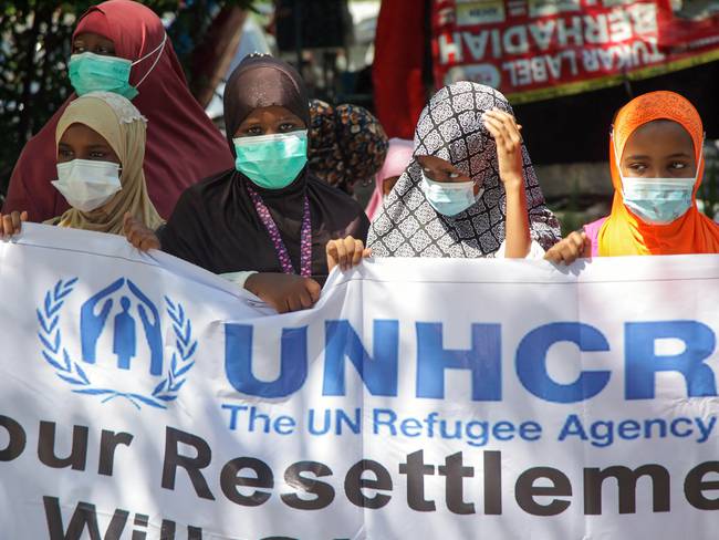 Migrantes de Somalia frente a la oficina de ACNUR. (Photo by ARIANDI/AFP via Getty Images)